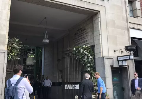 FOTO| Prințul Harry a vizitat Piața Borough la o zi după ce a fost redeschisă în urma atacului terorist de la London Bridge