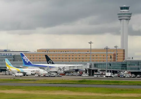 UPDATE. Un avion a fost deviat de la traseu din cauza unor suspecți de terorism. Aceștia au fost eliberați fără acuzații