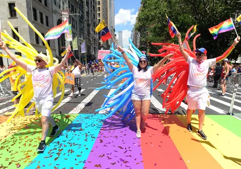GALERIE FOTO | Parada gay din New York. Oamenii au defilat cu mesaje anti-Trump