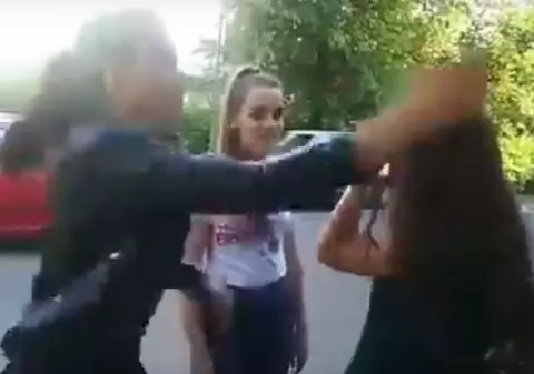UPDATE. Elevă bătută și umilită de două colege la Ploiești. Victima şi una dintre agresoare, la audieri | VIDEO