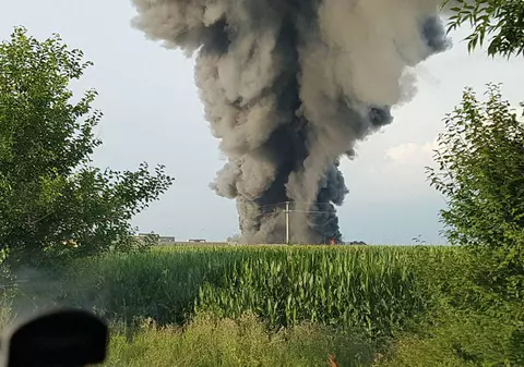 UPDATE | Incendiul de la cele două depozite din Balotești, nestins după mai bine de 12 ore. Depozitele nu au autorizația de securitate la incendiu