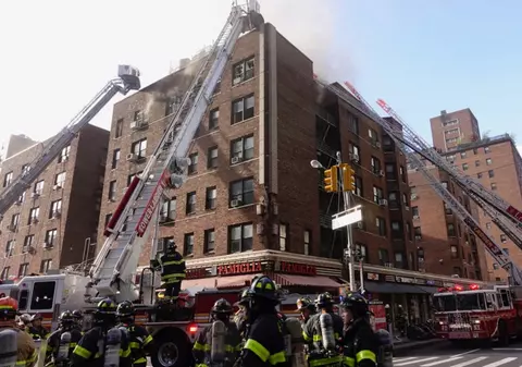 Incendiu puternic într-un bloc din Manhattan. Cinci pompieri au fost răniți | VIDEO