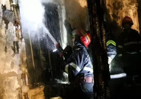Incendiu la sediul Poliţiei Transporturi din Gara de Nord Bucureşti. Un bărbat încătușat a fost lăsat să ardă de viu