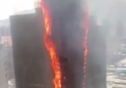 Incendiu de proporții la o clădire în China. Flăcările au cuprins toată fațata | VIDEO
