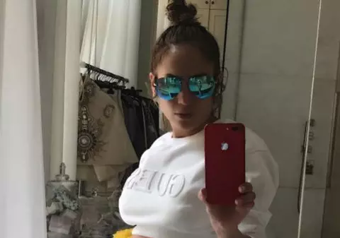 Jennifer Lopez și-a etalat abdomenul perfect: Nu e photoshop