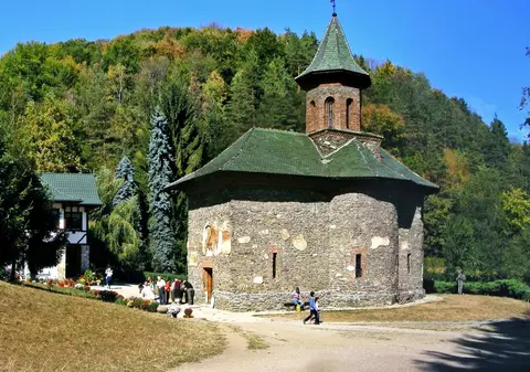 (P) Exemple fine de arhitectură, în pelerinaj la Prislop
