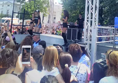 De Ziua Copilului, micuții au admirat fete sexy dansând lasciv