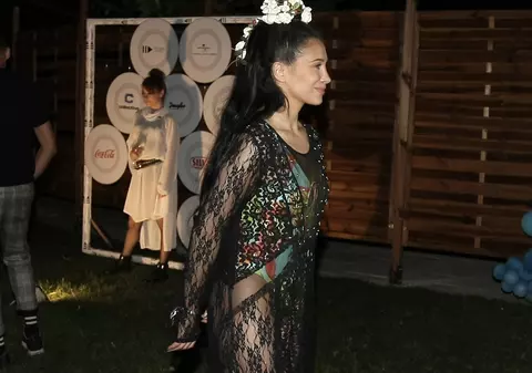 Lora a apărut nemachiată. “Ce ștearsă ești”. Cum i-a răspuns artista fanului îndrăzneț
