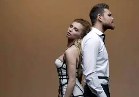 Video/ Lora îi face confidențe lui Peter Pop. ”Dragostea adevărată este atunci când te iubește ciufulită”