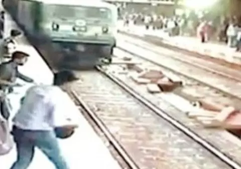 Imagini șocante. O tânără cu căști în urechi, lovită în plin de tren pe calea ferată | VIDEO