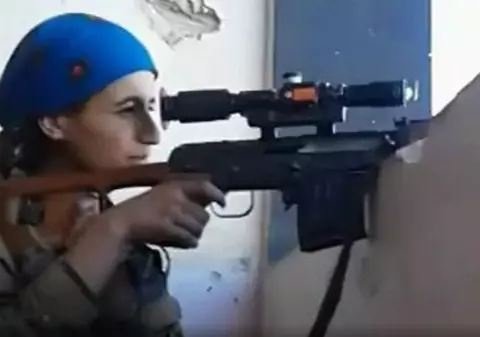 VIDEO| O femeie lunetist trișează moartea. Un glonț îi trece razant pe lângă cap