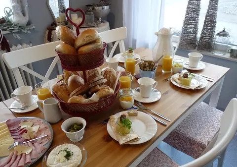 EXCLUSIV/ Ce le mai trece prin cap hotelierilor! „Taxă pe ce nu mănânci”, cu dedicație pentru turiștii români care fac pagubă