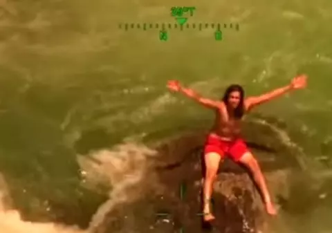 VIDEO VIRAL | Momentul în care un tânăr este salvat din apele învolburate ale unui râu, unde a rămas blocat pe o stâncă