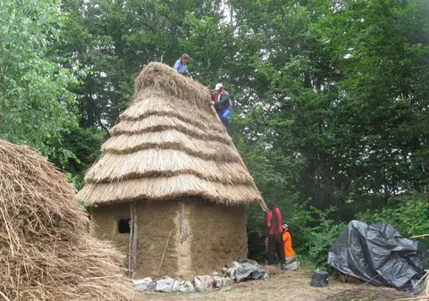În ”Satul viu” de la Tecșești vizitatorii vor putea experimenta  viața oamenilor din neolitic