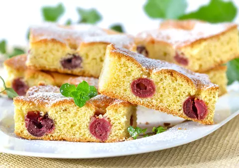 Pandișpan cu cireșe. Gătește cu noi rețete delicioase!/VIDEO