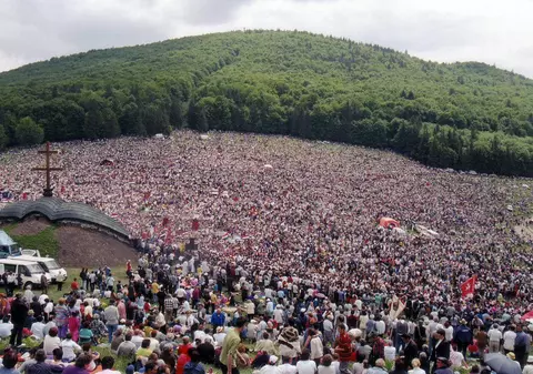 UPDATE: Peste 120.000 de credincioși la pelerinajul de la Șumuleu-Ciuc. Președintele Ungariei, printre pelerini