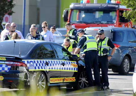 Atac jihadist în Melbourne. Doi bărbați au murit și trei polițiști au fost răniți