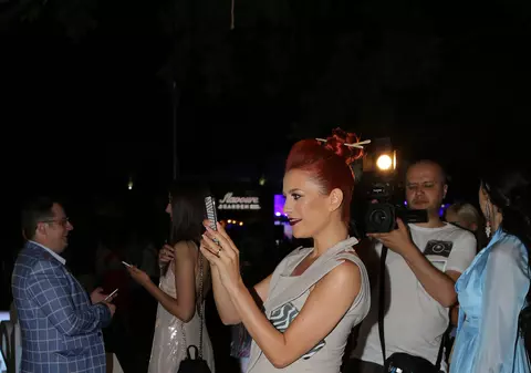 VIDEO EXCLUSIV/ Elena Gheorghe s-a îndopat cu nectarine, dar a mâncat și fast-food. Dietă de gravidă!