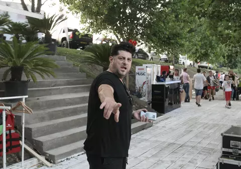 VIDEO EXCLUSIV/ Tavi Colen a dat de ”belea”. Trebuie să-i facă toate poftele băiatului său!