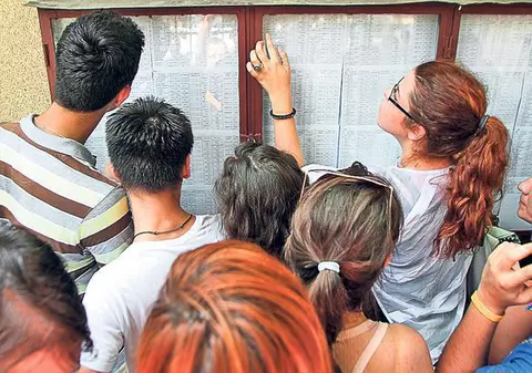 O elevă din Gorj a luat 10 la Evaluarea Naţională, fără meditaţii. E o fată simplă, de la țară, care s-a pregătit singură