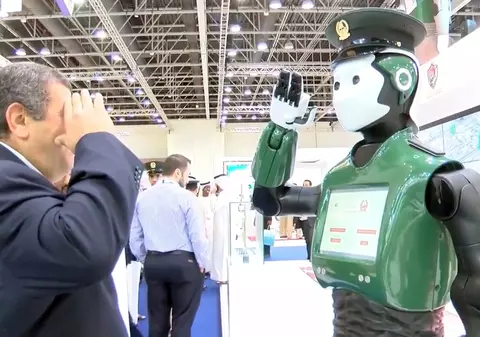 Primul robot polițist a ieșit pe străzile din Dubai. Cum au reacționat trecătorii cand l-au văzut / FOTO&VIDEO