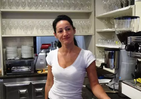 O româncă a salvat un italian care făcuse infarct. Gina Giorgiana Mustață este infirmieră profesionistă, însă lucrează într-un bar din Italia