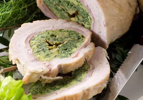 Meniu light, de vară, pentru carnivori. Te învățăm să faci preparate delicioase din piept de pui și cotlet de porc / VIDEO