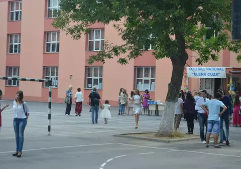 Examenul de Bacalaureat s-a încheiat! Până să înceapă oficial vacanța, absolvenții de liceu așteaptă cu emoții notele