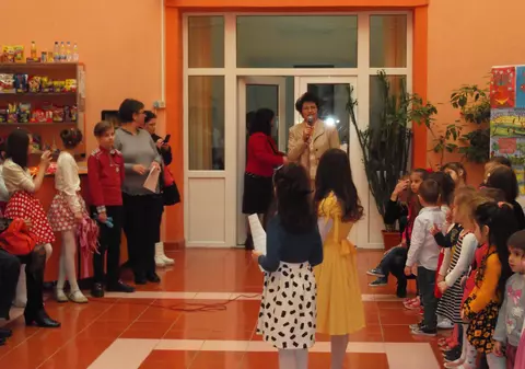 EXCLUSIV/ Scandal uriaș la o școală din Galați. Directorul este acuzat că a dat cu capul de bancă o elevă de 14 ani