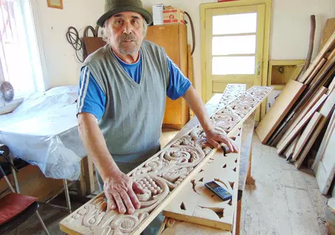 Un fost geolog a devenit sculptor de iconostase din pasiune