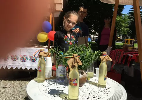 Antreprenor la 9 ani. O fetiță a vândut sirop de soc la târgul ”Produs în Bistrița-Năsăud”