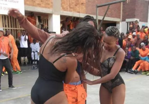 Striptease la o închisoare din Africa de Sud. Mai multe femei au dansat lasciv pentru deținuți