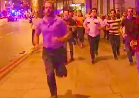 Imagine virală de la atacul din Londra: Un tânăr nu renunță la paharul cu bere. “De asta ISIS nu va câștiga”