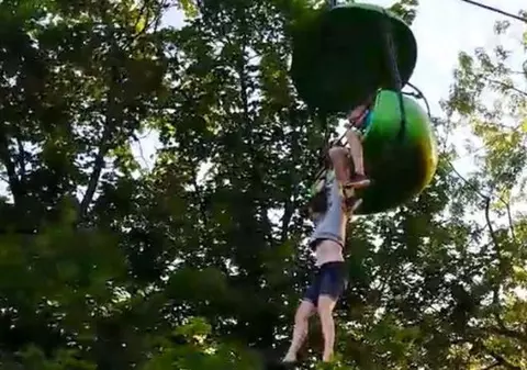 VIDEO | O fată de 14 ani a căzut dintr-o telegondolă. Ea a fost prinsă de trecători