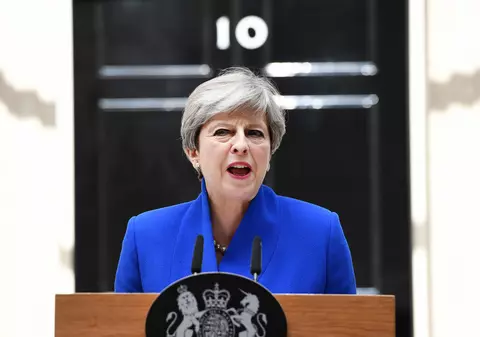 Theresa May formează guvernul împreună cu unioniștii nord-irlandezi