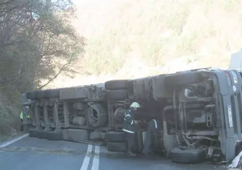 UPDATE: Un tir încărcat cu 24 de tone de azotat de amoniu s-a răsturnat în Buzău. Traficul în zonă a fost reluat | FOTO&VIDEO