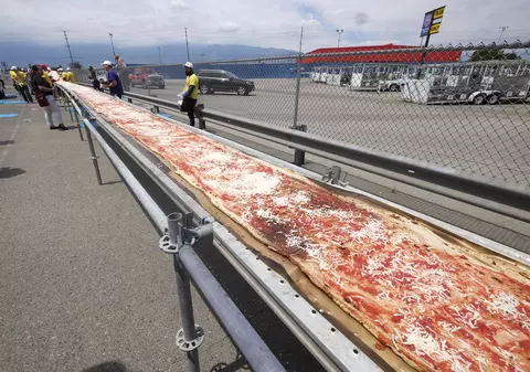 Cea mai lungă pizza din lume - de 2,13 kilometri - a fost realizată în California