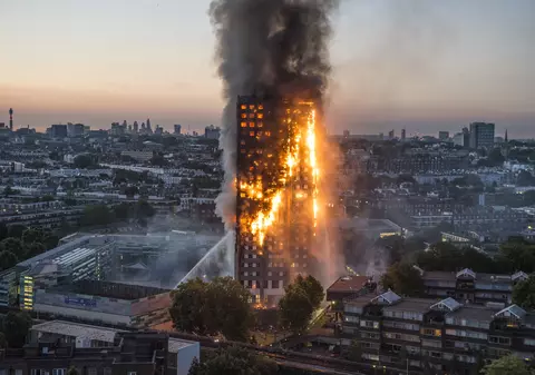 VIDEO | Imagini din interiorul Grenfell Tower. O femeie blocată la etajul 24 a filmat încercarea de a ieși din clădire