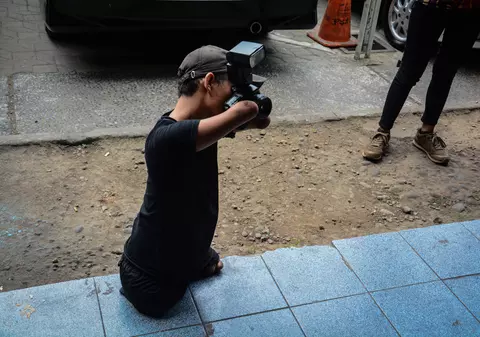 Fotograful fără mâini - povestea impresionată a unui indonezian