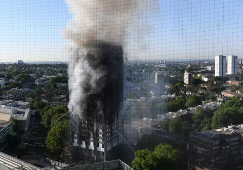 Bărbat salvat după 12 ore din turnul care a luat foc în Londra