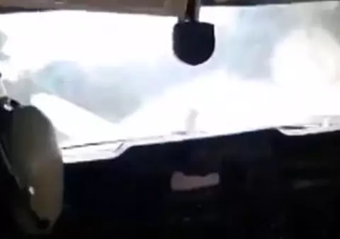 VIDEO | Un pilot a supraviețuit după ce s-a prăbușit cu avionul în Amazon. El a murit apoi când încerca să se urce într-un elicopter salvator