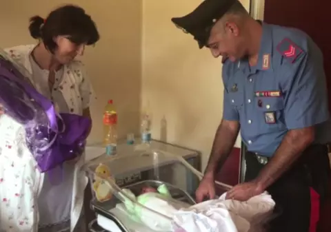 O româncă a născut ajutată de un carabinier, pe o stradă din Roma | VIDEO