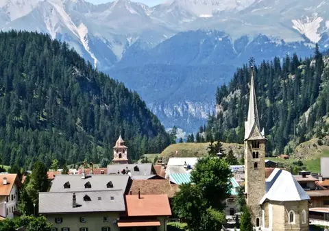 Un orășel din Elveția le-a interzis turiștilor să facă poze. Ce pățesc cei care încalcă regula