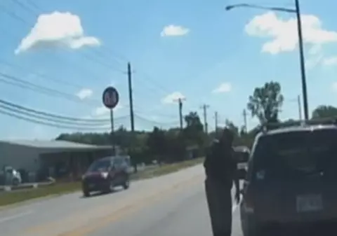 VIDEO VIRAL | Un polițist a luat-o la fugă după... propria mașină