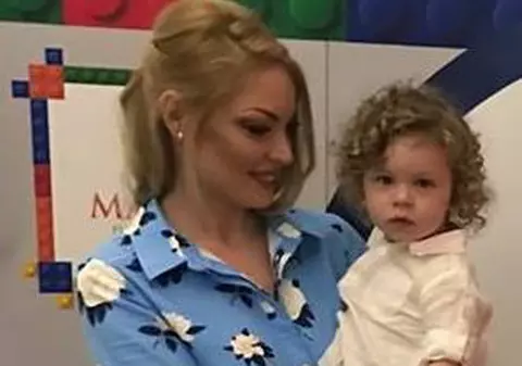 VIDEO EXCLUSIV/ Valentina Pelinel pleacă în afara capitalei cu fiul său, doar cu acordul lui Borcea, din închisoare. Deplasări cu aprobare!