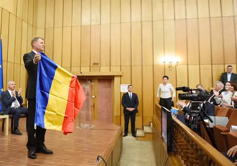 Iohannis a primit un steag secuiesc, în Harghita; Era pregătit, așa că a oferit și el un steag al României; Ce a spus despre autonomie