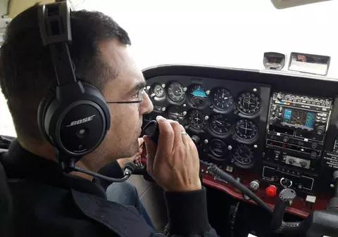 EXCLUSIV. ”Căpitanul Mihai Mărgineanu vă urează un zbor plăcut!”. Ardiles și Mihai Sturzu (ex Hi-Q) au devenit piloți pentru aeronave de pasageri