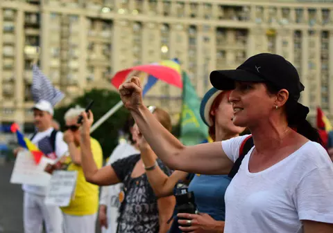 UPDATE | Marş de protest în Bucureşti. „Împreună salvăm ţară de corupţi!”. Câteva sute de oameni au strigat în ploaie: ”Nu cedăm!”