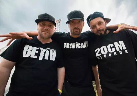 Viața bate business-ul! Cheloo sărbătorește condamnarea sa cu o ediție de tricouri