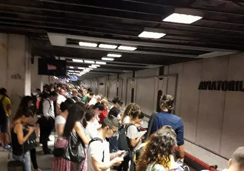 Haos pe linia de metrou Pipera - Berceni. Călătorii au fost dati jos din tren si rugați să meargă pe peronul celalalt